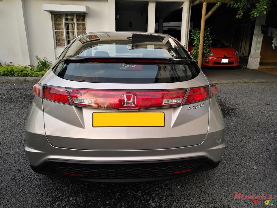 2008' Honda Civic Hatchback photo #4