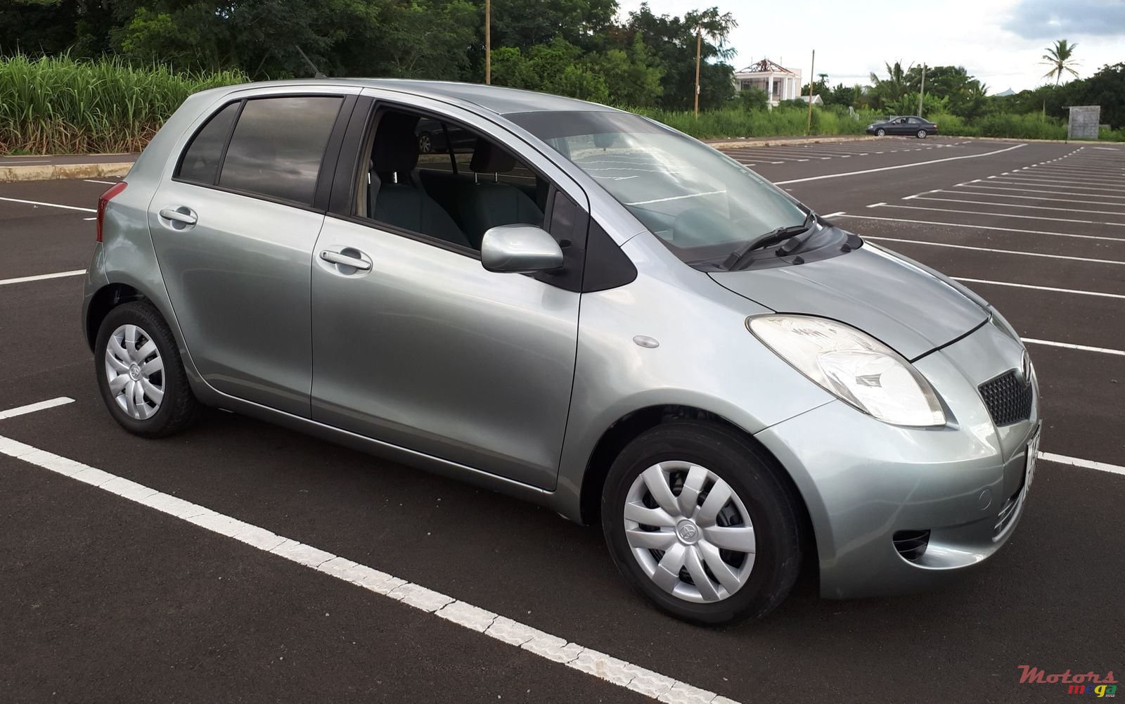 2006' Toyota Vitz photo #1