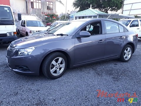2011' Chevrolet Cruze photo #2