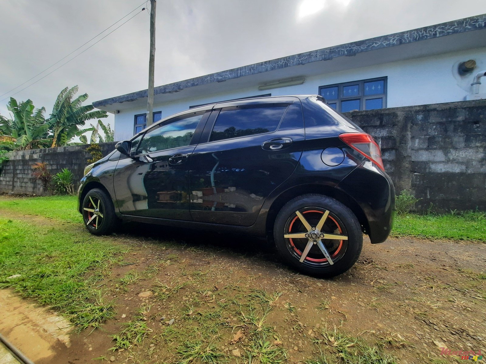 2014' Toyota Vitz photo #1