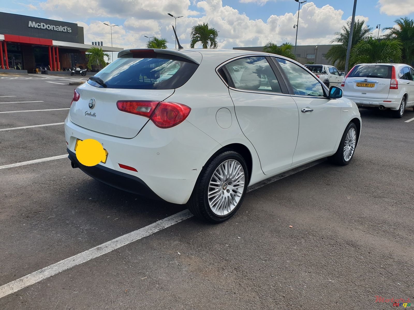 2011' Alfa Romeo Giulietta photo #2
