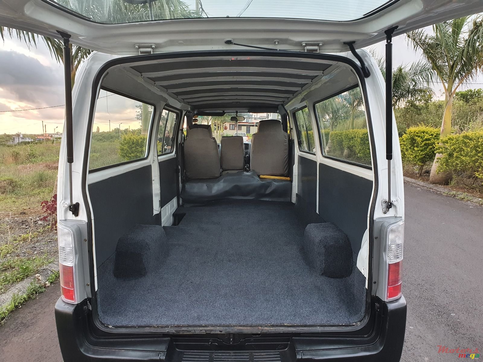 2004' Nissan E25 Goods Vehicle photo #3