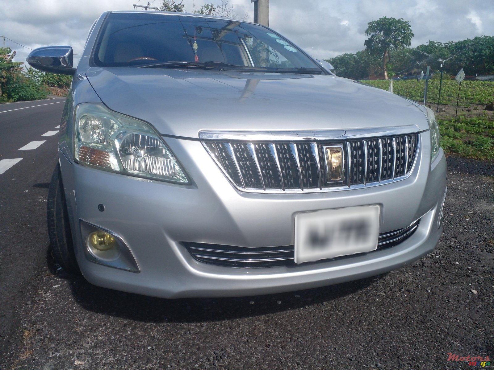 2013' Toyota Premio photo #2