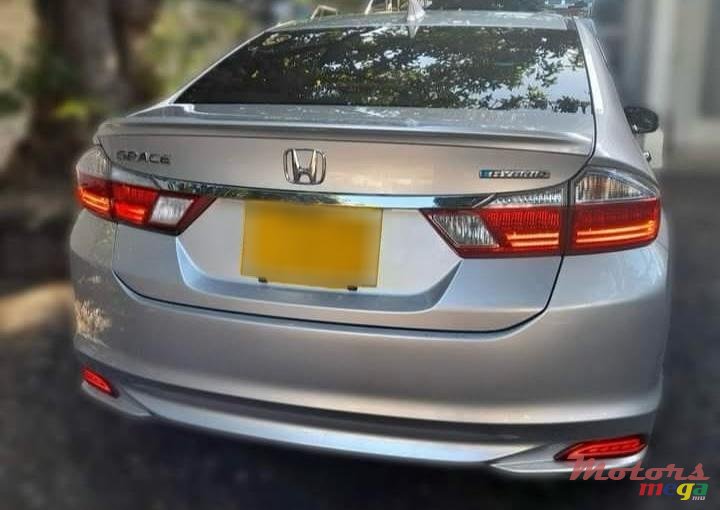 2016' Honda Grace photo #5