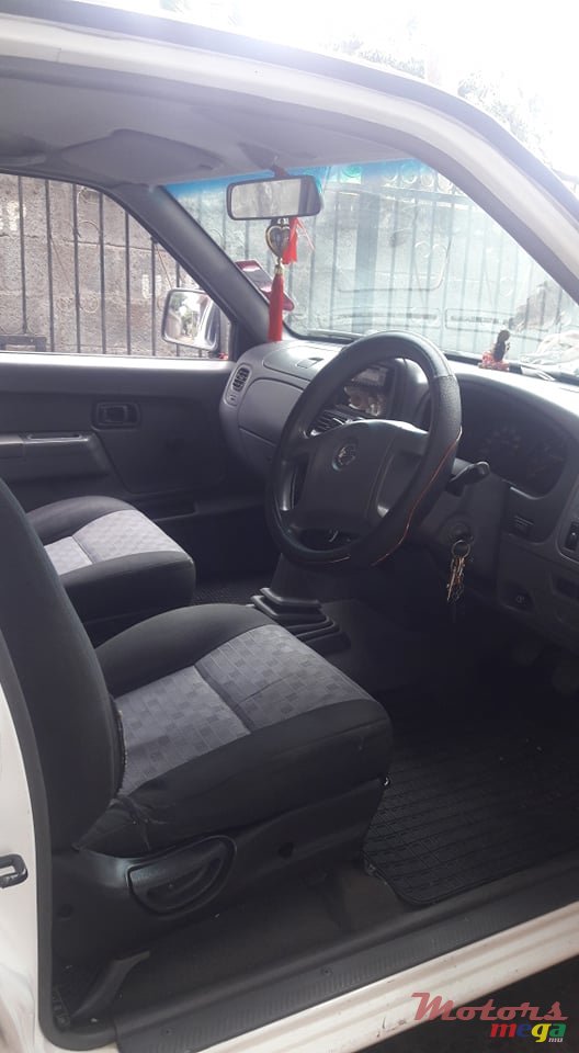 2012' Nissan NP300 photo #3