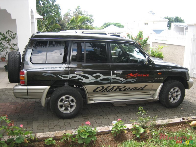 1999' Mitsubishi Pajero photo #1