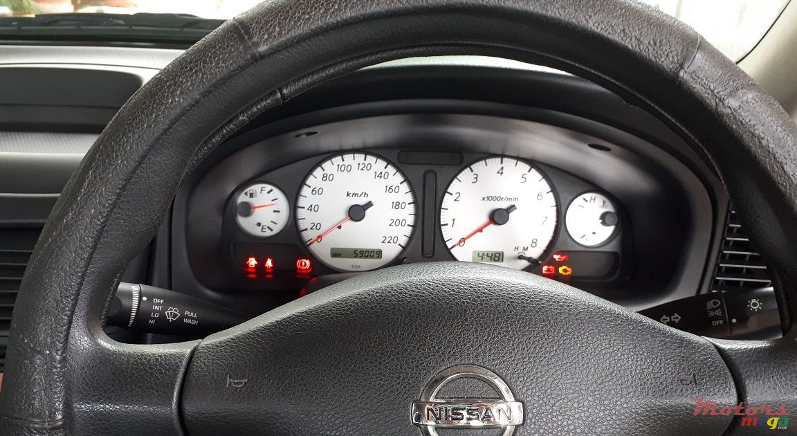 2011' Nissan Sunny photo #2