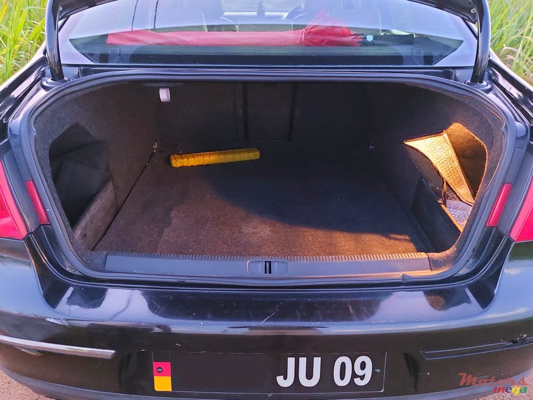 2009' Volkswagen Passat 1.4 Turbo photo #3