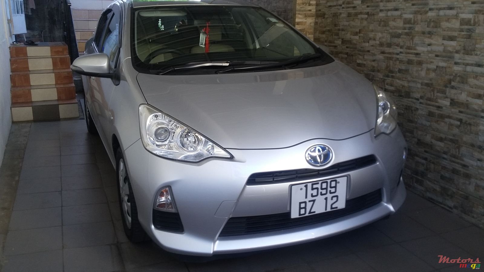 2012' Toyota Aqua photo #2