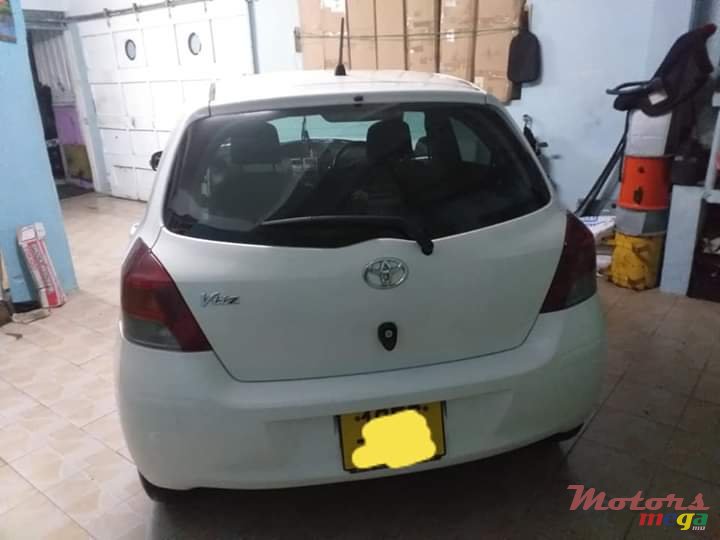 2009' Toyota Vitz photo #4