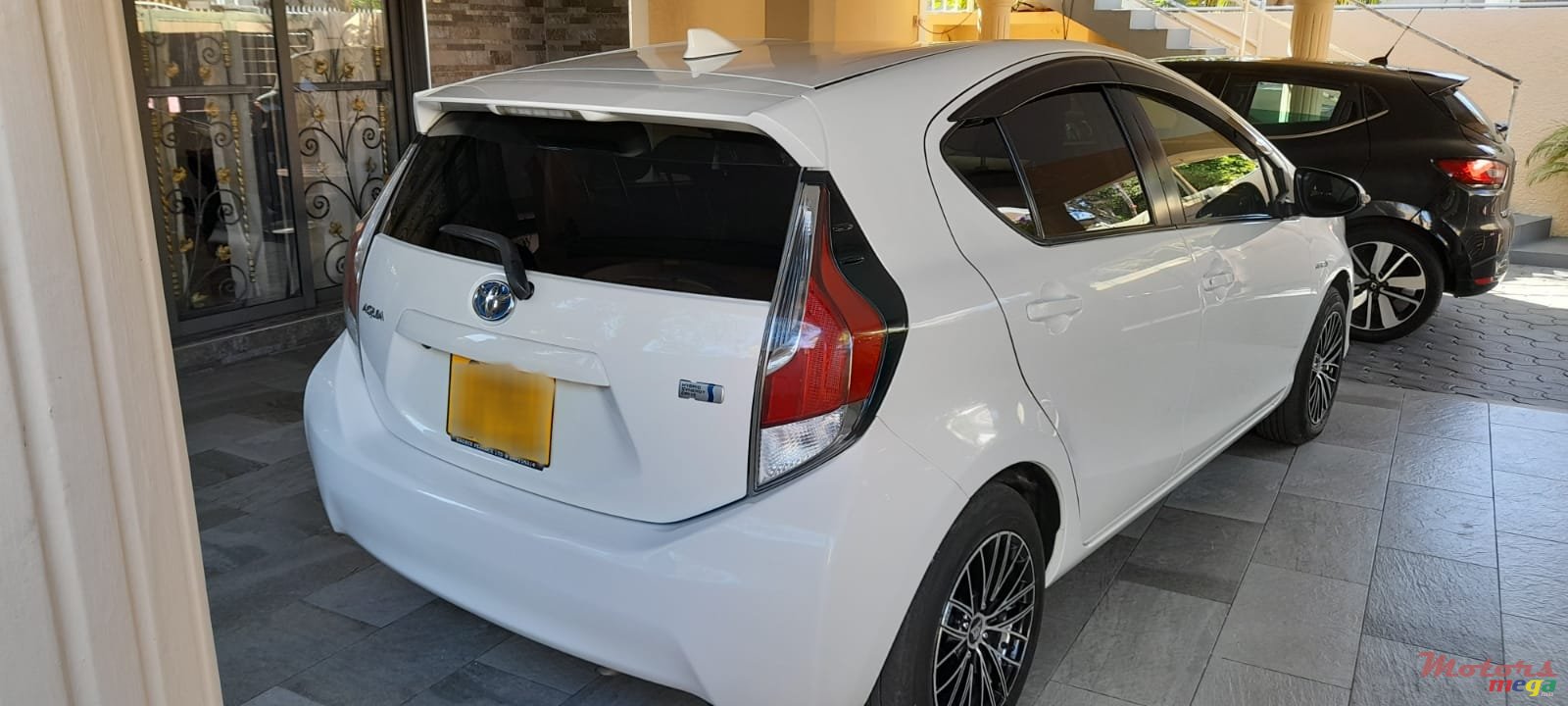 2015' Toyota Aqua photo #2