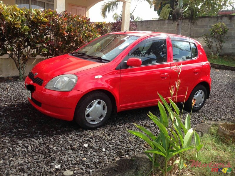 1999' Toyota Vitz photo #2