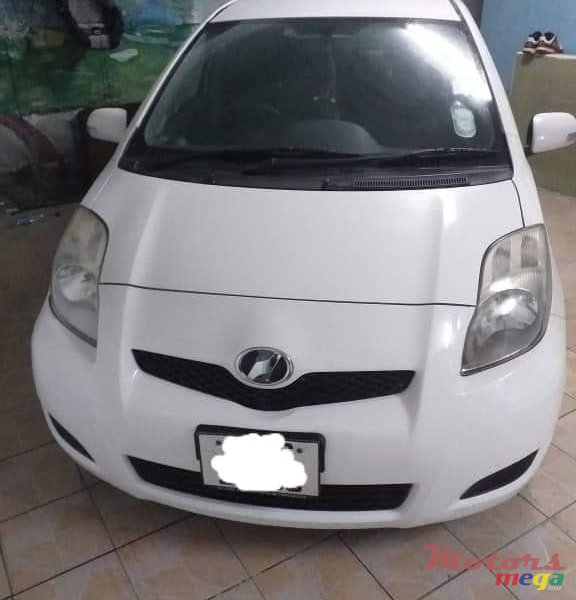 2009' Toyota Vitz photo #2