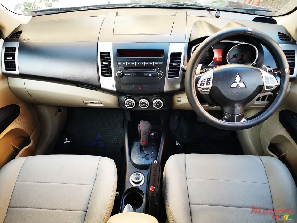 2008' Mitsubishi Outlander photo #5