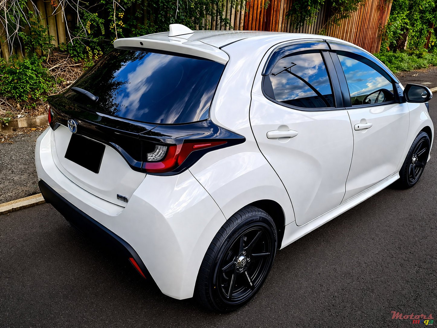2021' Toyota Yaris photo #2