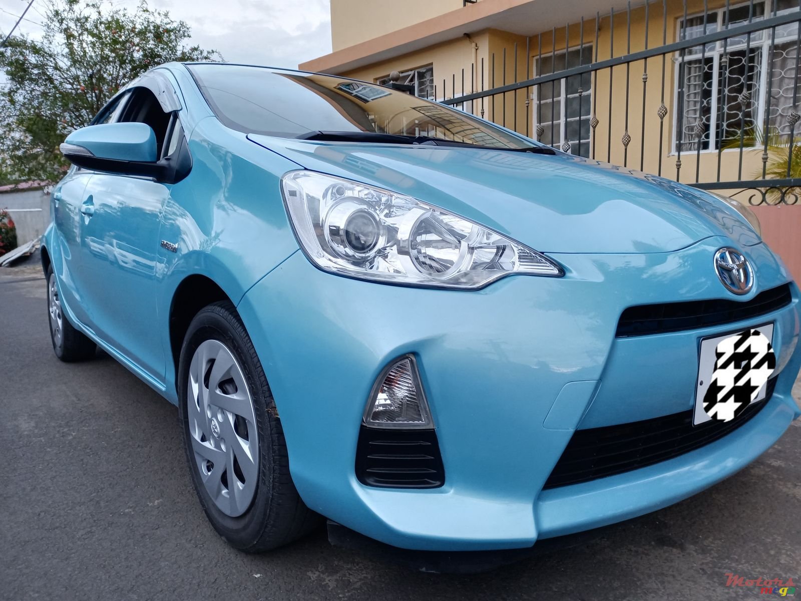 2013' Toyota Aqua photo #2