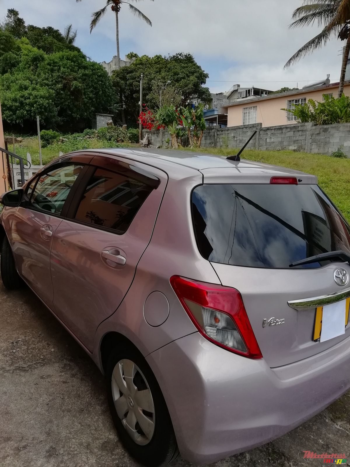 2011' Toyota Vitz photo #2