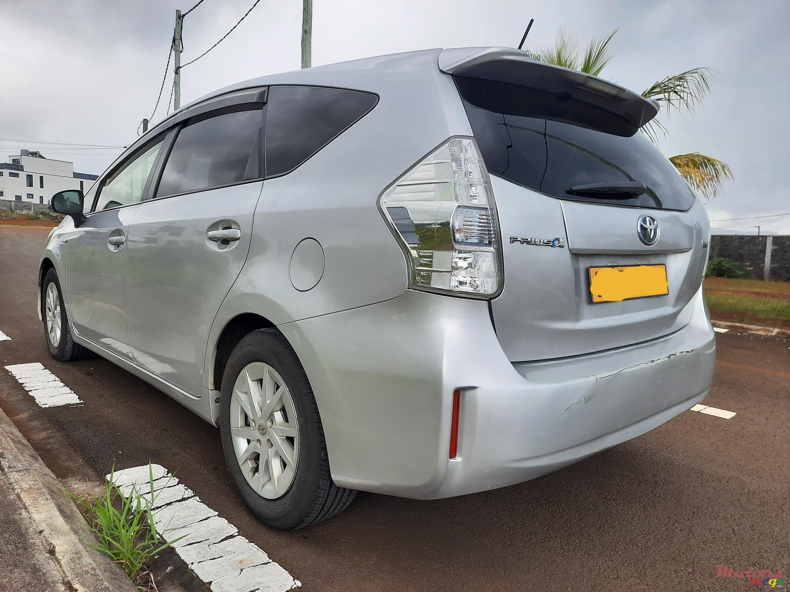 2013' Toyota Prius v photo #1