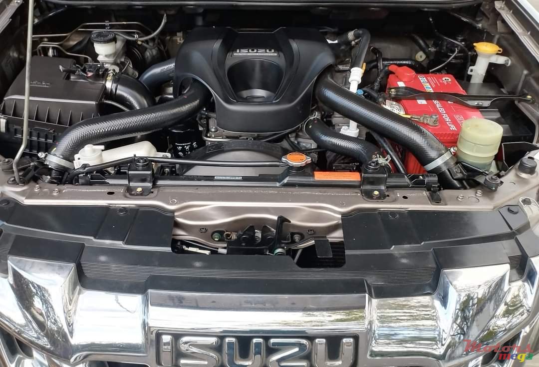 2015' Isuzu photo #2