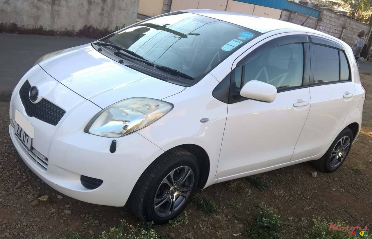 2007' Toyota Vitz photo #1