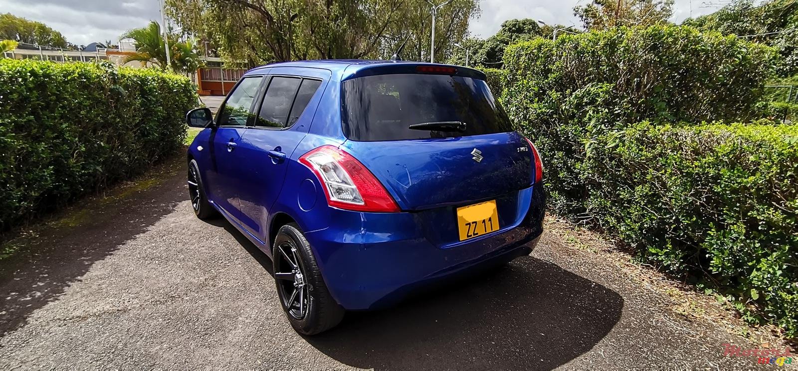 2011' Suzuki Swift photo #3