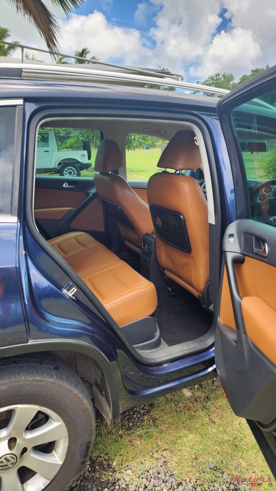 2011' Volkswagen Tiguan 4 wheel drive photo #3