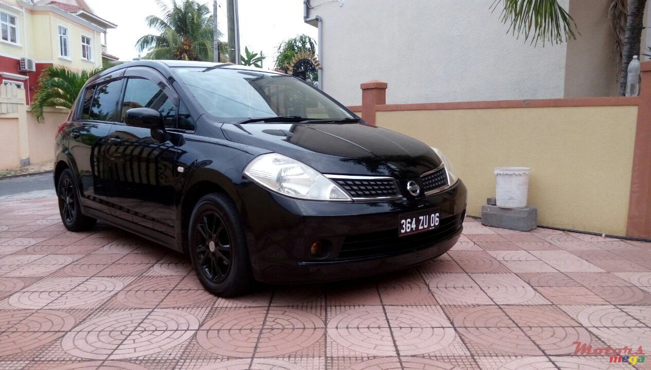 2006' Nissan Tiida Hatchback photo #1