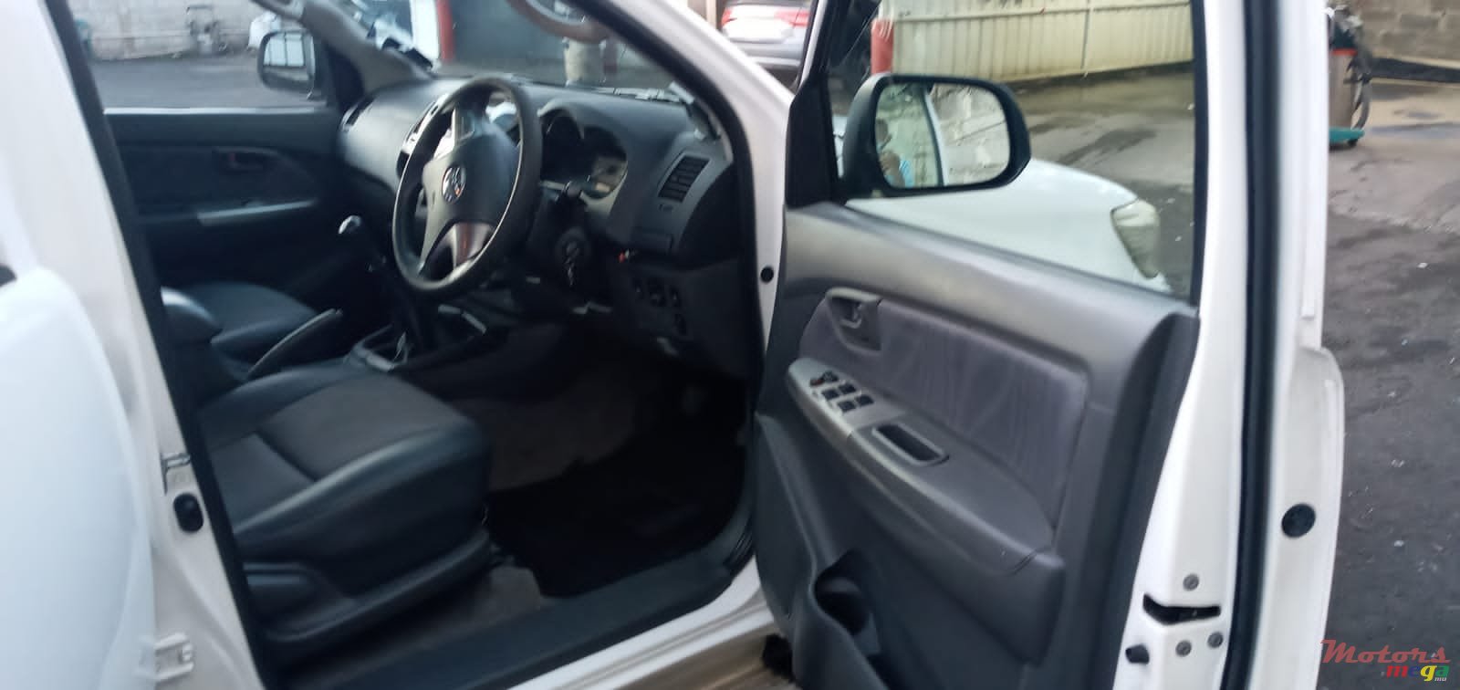 2013' Toyota Hilux photo #2