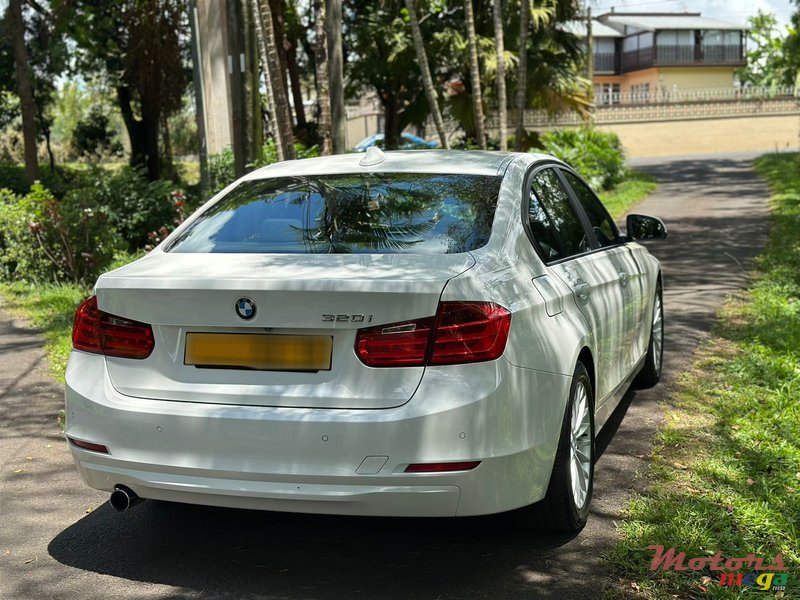 2015' BMW 320i photo #4