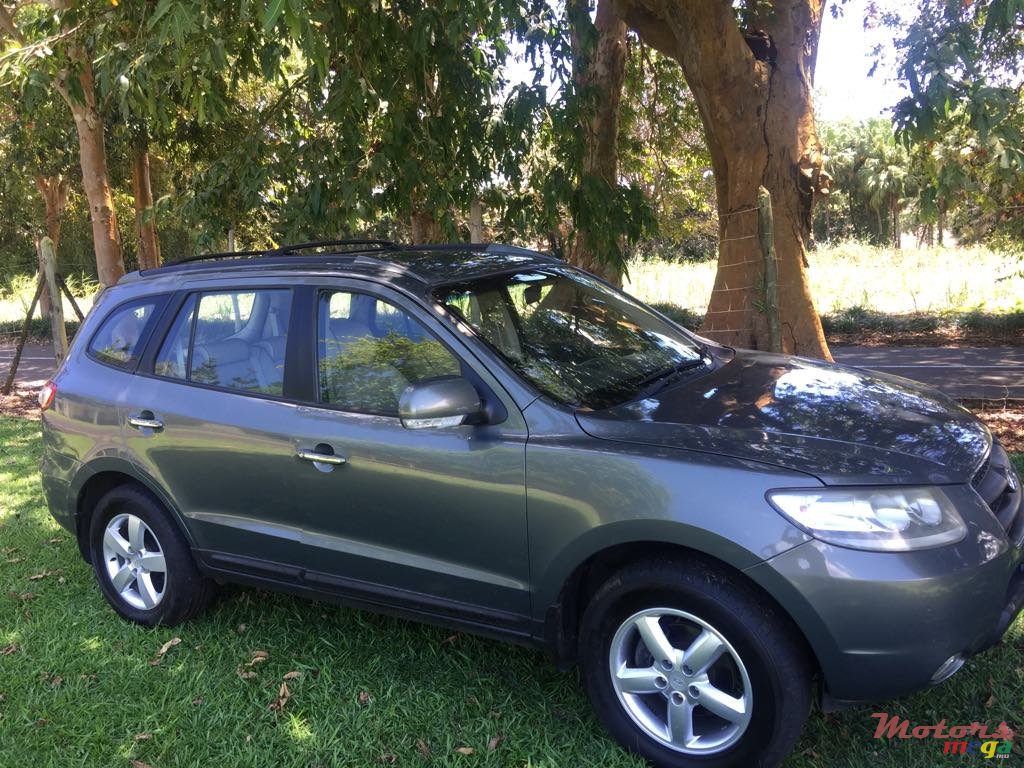 2009' Hyundai Santa Fe photo #1