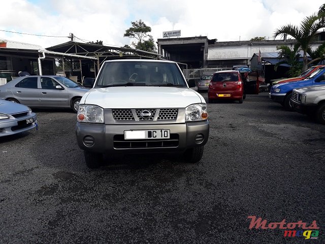 2010' Nissan Navara 2x4 photo #3