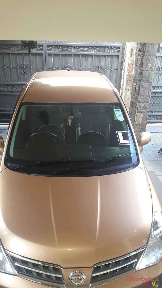 2010' Nissan photo #2