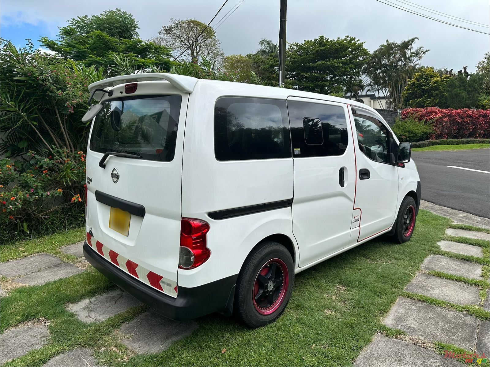 2011' Nissan NV200 photo #5