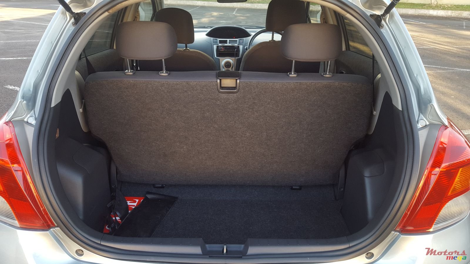 2009' Toyota Vitz photo #7