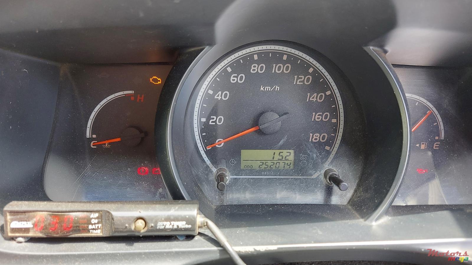 2013' Toyota HiAce photo #1