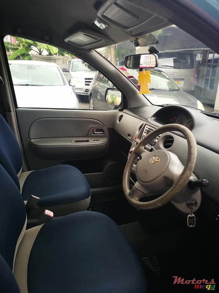 2005' Toyota Sienta photo #5