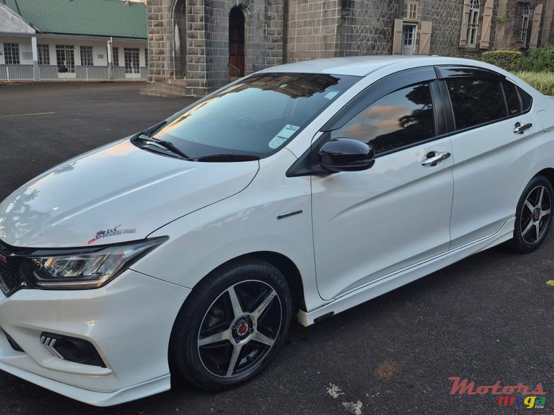 2018' Honda Grace Sport Limited Edition photo #4