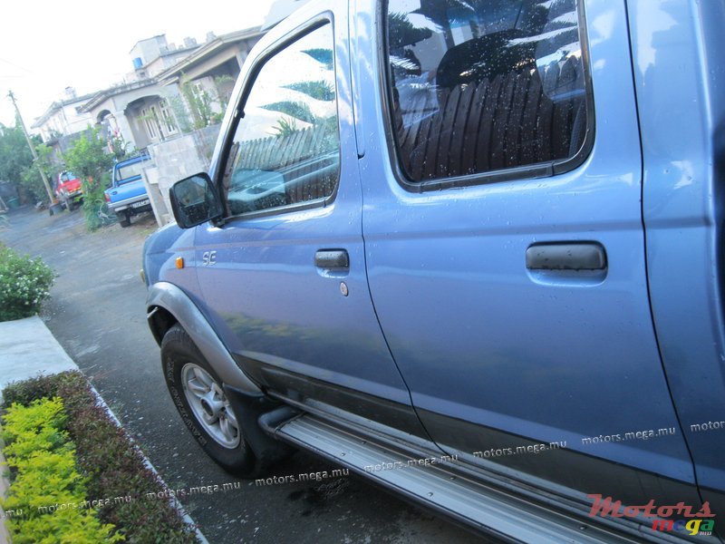 2001' Nissan 4x4 photo #3