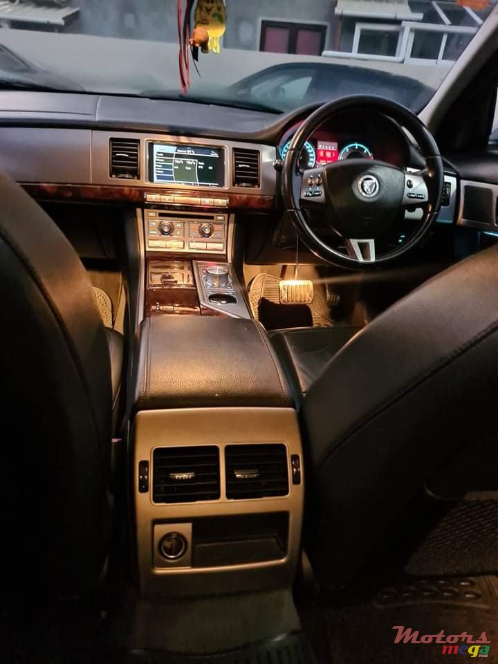 2011' Jaguar XF photo #5