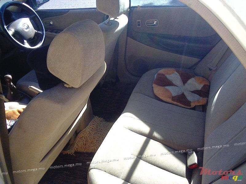 2002' Mazda 323 FAMILIA photo #2