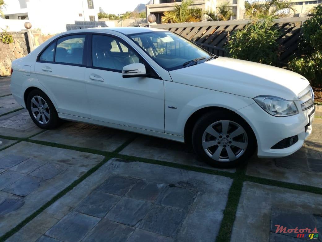 2011' Mercedes-Benz C-Class photo #2