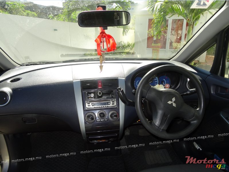 2005' Mitsubishi photo #7