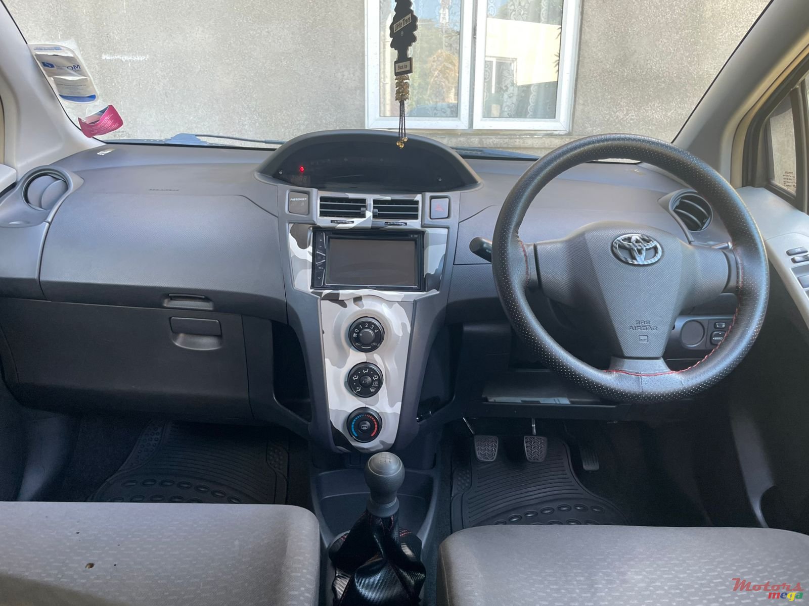 2010' Toyota Yaris photo #5