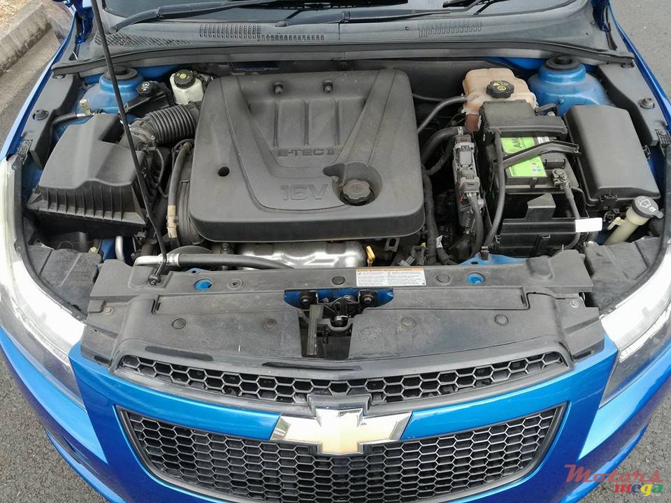 2010' Chevrolet Cruze LT photo #2