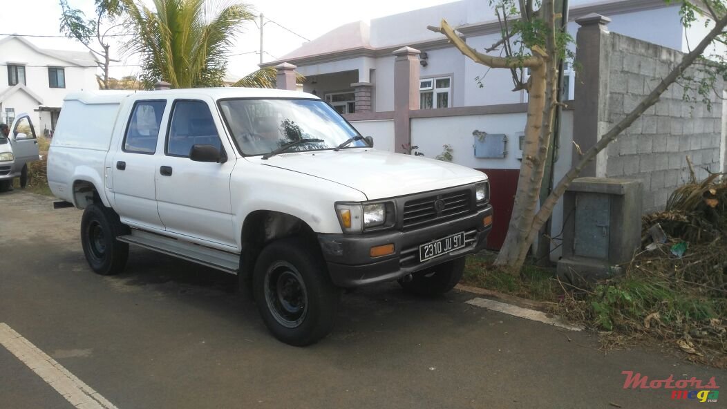 1997' Toyota Hilux 4x4 photo #1
