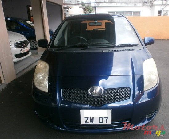2007' Toyota Vitz photo #1