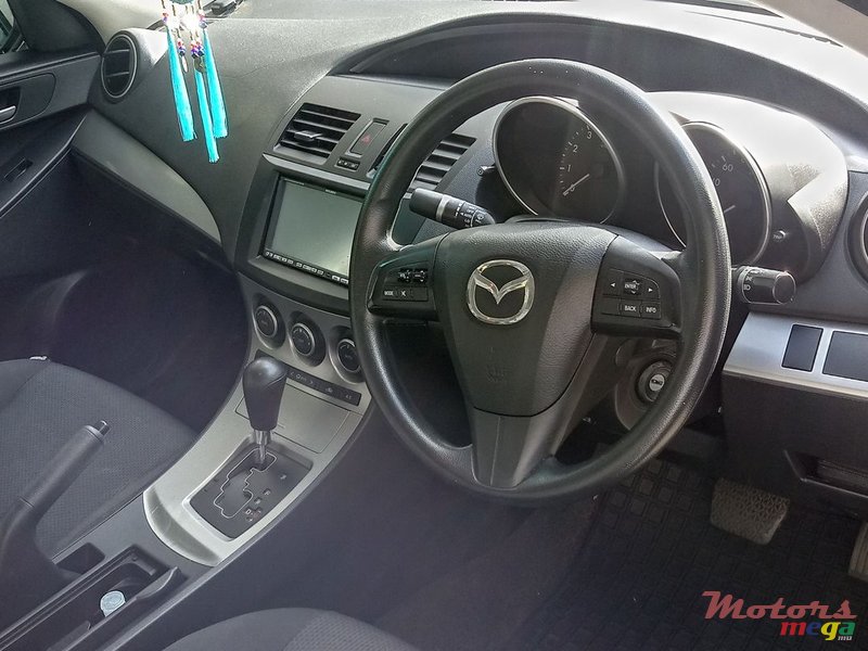 2011' Mazda Axela photo #5