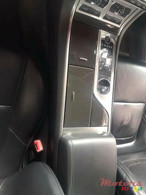 2011' Jaguar XF photo #5