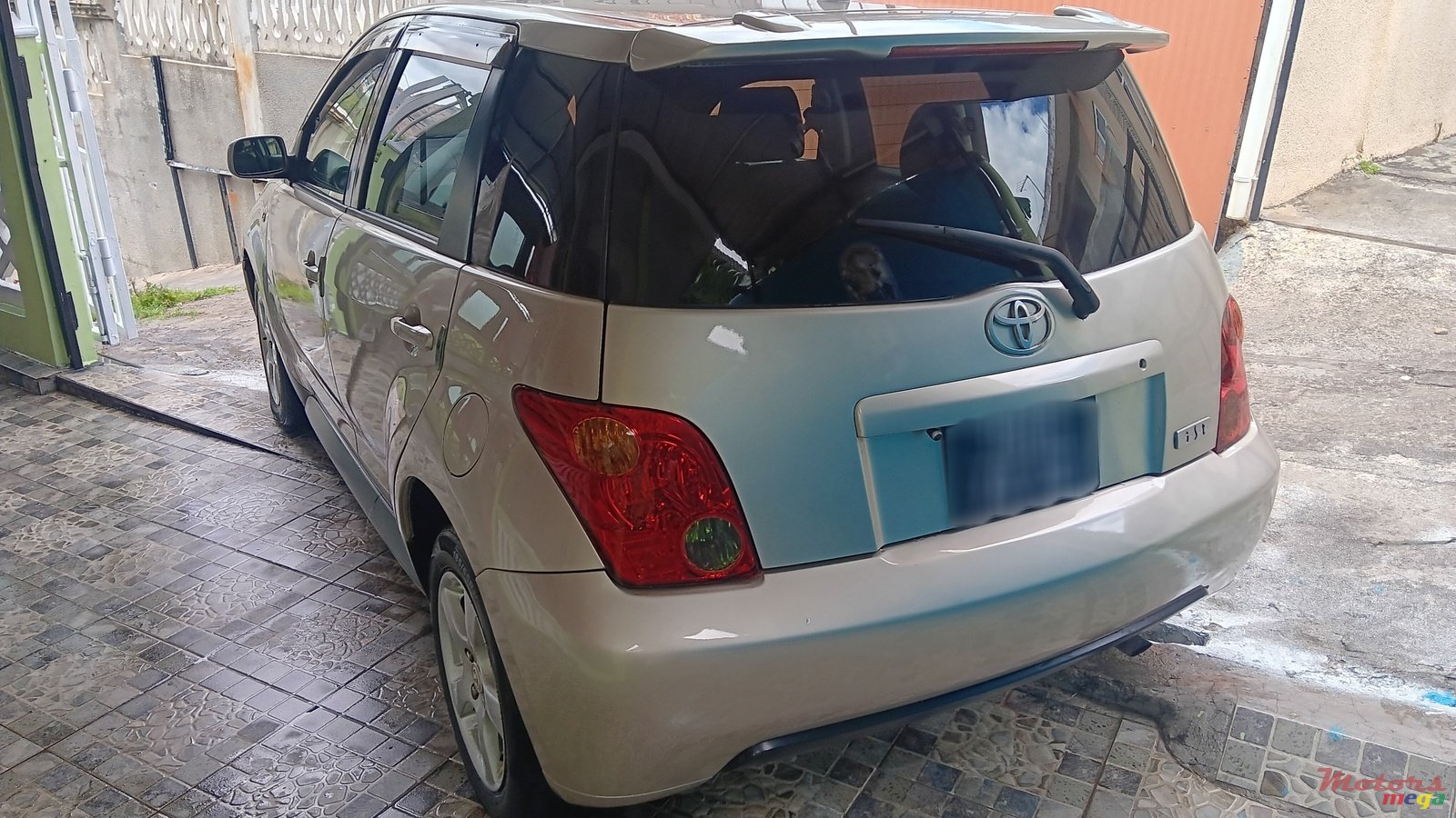 2002' Toyota Ist photo #2