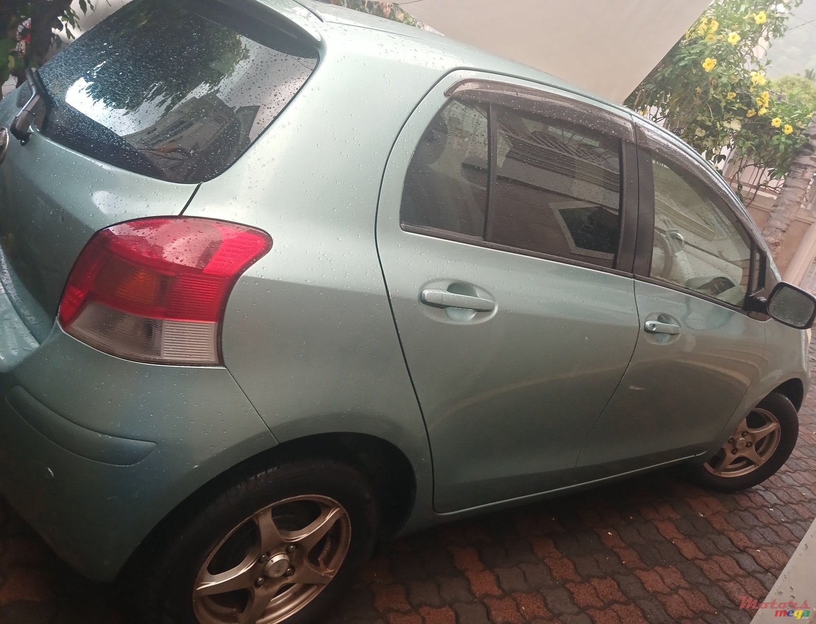 2009' Toyota Vitz photo #2